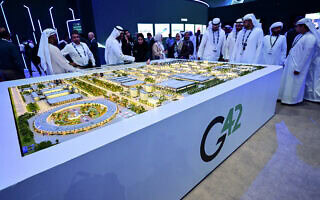 אורחים מביטים בדגם של מרכז הנתונים הגדול ביותר באיחוד האמירויות, הנבנה באבו דאבי במסגרת יוזמת Stargate, מיזם משותף של G42, מיקרוסופט ו-OpenAI, במהלך תערוכת וכנס הנפט הבינלאומיים של אבו דאבי (ADIPEC) באבו דאבי, ב-3 בנובמבר 2025 (צילום: Giuseppe CACACE / AFP) אורחים מביטים בדגם של מרכז הנתונים הגדול ביותר באיחוד האמירויות, הנבנה באבו דאבי במסגרת יוזמת Stargate, מיזם משותף של G42, מיקרוסופט ו-OpenAI, במהלך תערוכת וכנס הנפט הבינלאומיים של אבו דאבי (ADIPEC) באבו דאבי, ב-3 בנובמבר 2025 (צילום: Giuseppe CACACE / AFP)