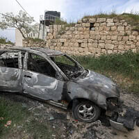 רכב שהוצת על ידי מתנחלים בכפר ג'אלוד, מדרום לשכם שבגדה המערבית, 22 במרץ 2026 (צילום: JAAFAR ASHTIYEH / AFP) רכב שהוצת על ידי מתנחלים בכפר ג'אלוד, מדרום לשכם שבגדה המערבית, 22 במרץ 2026 (צילום: JAAFAR ASHTIYEH / AFP)