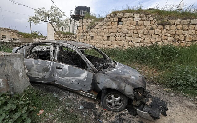 רכב שהוצת על ידי מתנחלים בכפר ג'אלוד, מדרום לשכם שבגדה המערבית, 22 במרץ 2026 (צילום: JAAFAR ASHTIYEH / AFP) רכב שהוצת על ידי מתנחלים בכפר ג'אלוד, מדרום לשכם שבגדה המערבית, 22 במרץ 2026 (צילום: JAAFAR ASHTIYEH / AFP)