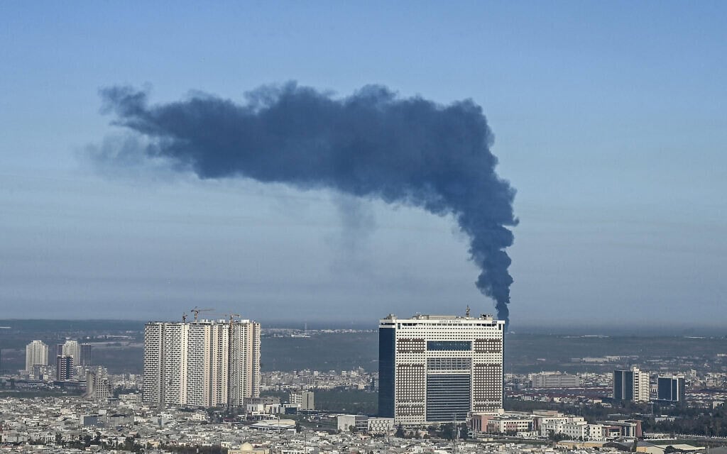 עשן מיתמר ממחסן נפט באזור כאני קירז’אלה שבפאתי ארביל, בירת החבל הכורדי האוטונומי בעיראק, בעקבות תקיפת כטב”ם ב-1 באפריל 2026 (צילום: AFP) עשן מיתמר ממחסן נפט באזור כאני קירז’אלה שבפאתי ארביל, בירת החבל הכורדי האוטונומי בעיראק, בעקבות תקיפת כטב”ם ב-1 באפריל 2026 (צילום: AFP)