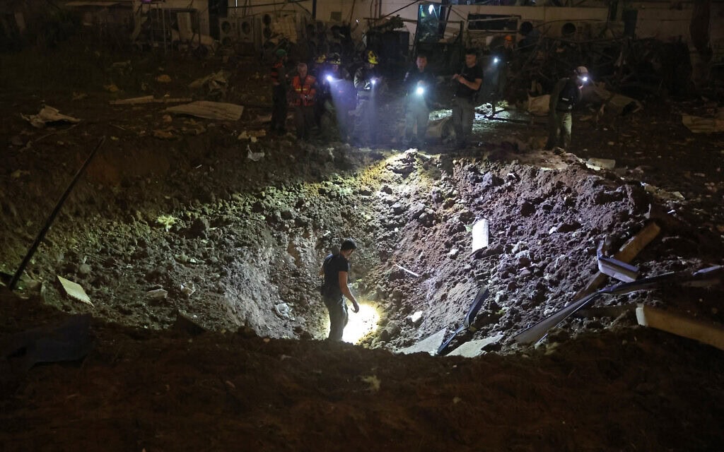 כוחות ביטחון בוחנים זירת פגיעת תת-חימוש של טיל איראני בפתח תקווה. 2 באפריל 2026 (צילום: Jack GUEZ / AFP) כוחות ביטחון בוחנים זירת פגיעת תת-חימוש של טיל איראני בפתח תקווה. 2 באפריל 2026 (צילום: Jack GUEZ / AFP)