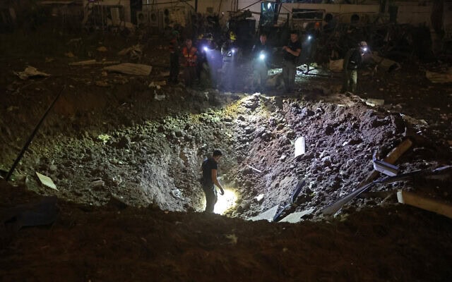 כוחות ביטחון בוחנים זירת פגיעת תת-חימוש של טיל איראני בפתח תקווה. 2 באפריל 2026 (צילום: Jack GUEZ / AFP) כוחות ביטחון בוחנים זירת פגיעת תת-חימוש של טיל איראני בפתח תקווה. 2 באפריל 2026 (צילום: Jack GUEZ / AFP)