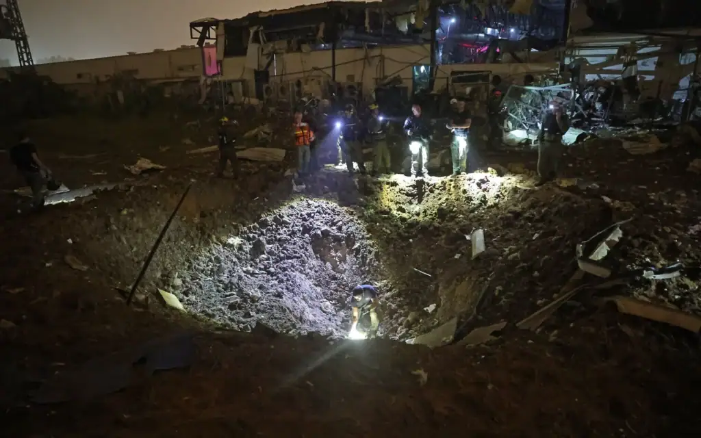 זירת פגיעת טיל איראני בפתח תקווה, 2 באפריל 2026 (צילום: Jack Guez/AFP) זירת פגיעת טיל איראני בפתח תקווה, 2 באפריל 2026 (צילום: Jack Guez/AFP)