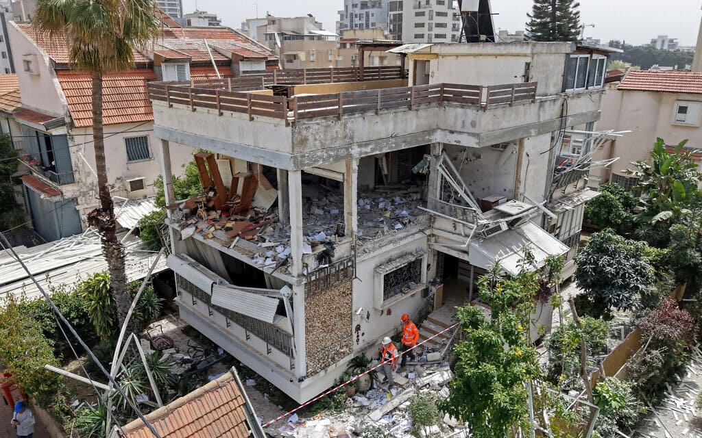 מבנה ברמת גן שנפגע בתקיפה שביצעה איראן, 4 באפריל 2026 (צילום: Jack GUEZ / AFP) מבנה ברמת גן שנפגע בתקיפה שביצעה איראן, 4 באפריל 2026 (צילום: Jack GUEZ / AFP)