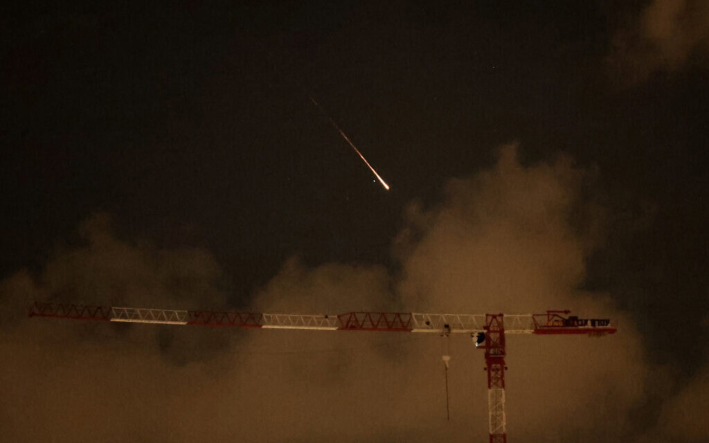עקבות טיל איראני בשמי נתניה ב-8 באפריל 2026 (צילום: JACK GUEZ / AFP) עקבות טיל איראני בשמי נתניה ב-8 באפריל 2026 (צילום: JACK GUEZ / AFP)