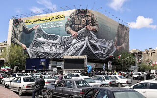 כלי רכב חולפים לצד שלט חוצות גדול שעליו נכתב “מצר הורמוז נותר סגור”, בעת שאנשים מתאספים בכיכר המהפכה בטהרן לאחר שארצות הברית ואיראן הסכימו על הפסקת אש בת שבועיים, ב-8 באפריל 2026 (צילום: ATTA KENARE / AFP) כלי רכב חולפים לצד שלט חוצות גדול שעליו נכתב “מצר הורמוז נותר סגור”, בעת שאנשים מתאספים בכיכר המהפכה בטהרן לאחר שארצות הברית ואיראן הסכימו על הפסקת אש בת שבועיים, ב-8 באפריל 2026 (צילום: ATTA KENARE / AFP)