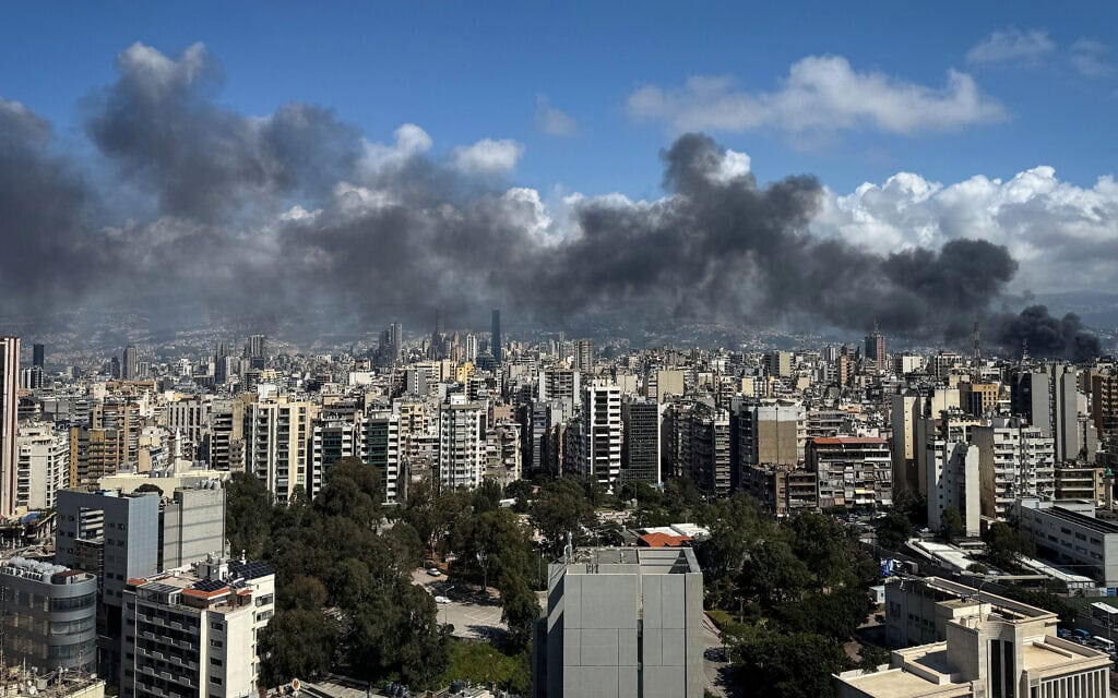 עשן מיתמר מזירת תקיפה ישראלית בביירות, 8 באפריל 2026 (צילום: Dylan COLLINS / AFP) עשן מיתמר מזירת תקיפה ישראלית בביירות, 8 באפריל 2026 (צילום: Dylan COLLINS / AFP)