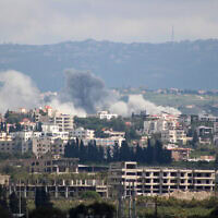 עשן מיתמר מזירת תקיפה ישראלית בעיר החוף צור בלבנון, 8 באפריל 2026 (צילום: Kawnat HAJU / AFP) עשן מיתמר מזירת תקיפה ישראלית בעיר החוף צור בלבנון, 8 באפריל 2026 (צילום: Kawnat HAJU / AFP)