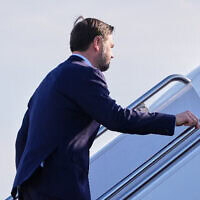 סגן נשיא ארצות הברית ג'יי־די ואנס עולה למטוס האייר פורס 2 בבסיס אנדרוז שבמרילנד בדרכו לפקיסטן, 10 באפריל 2026 (צילום: Jacquelyn Martin / POOL / AFP) סגן נשיא ארצות הברית ג'יי־די ואנס עולה למטוס האייר פורס 2 בבסיס אנדרוז שבמרילנד בדרכו לפקיסטן, 10 באפריל 2026 (צילום: Jacquelyn Martin / POOL / AFP)