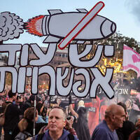 פעילי שמאל ישראלים מפגינים בכיכר הבימה נגד המלחמה המתמשכת עם איראן ונגד ממשלת ישראל בתל אביב, 11 באפריל 2026. (צילום: Jack GUEZ / AFP) פעילי שמאל ישראלים מפגינים בכיכר הבימה נגד המלחמה המתמשכת עם איראן ונגד ממשלת ישראל בתל אביב, 11 באפריל 2026. (צילום: Jack GUEZ / AFP)