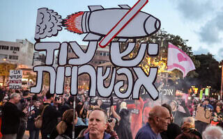 פעילי שמאל ישראלים מפגינים בכיכר הבימה נגד המלחמה המתמשכת עם איראן ונגד ממשלת ישראל בתל אביב, 11 באפריל 2026. (צילום: Jack GUEZ / AFP) פעילי שמאל ישראלים מפגינים בכיכר הבימה נגד המלחמה המתמשכת עם איראן ונגד ממשלת ישראל בתל אביב, 11 באפריל 2026. (צילום: Jack GUEZ / AFP)