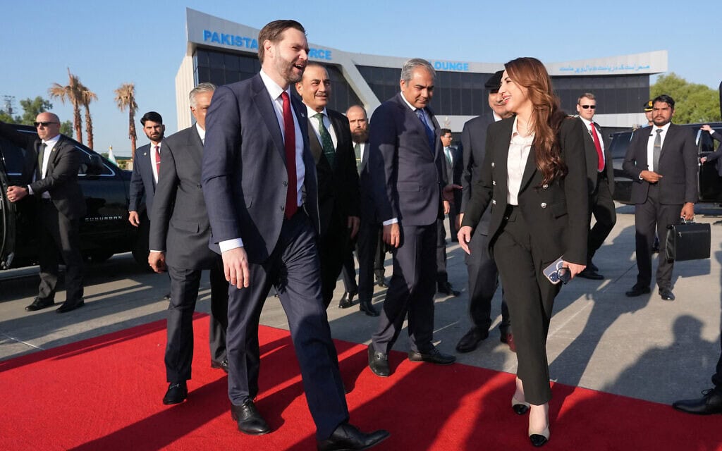 ג'יי.די. ואנס (רביעי משמאל) הולך לצד סגן ראש ממשלת פקיסטן ושר החוץ מוחמד אישאק דאר (שלישי משמאל), ראש כוחות ההגנה והרמטכ"ל של פקיסטן פילד מרשל אסים מוניר (במרכז משמאל), שר הפנים של פקיסטן מוחסין נקווי (במרכז מימין), וממלאת מקום שגריר ארה"ב באסלמאבאד נטלי א' בייקר (שלישית מימין) לפני עלייתו ל-Air Force Two לאחר שהשתתף בשיחות על איראן באסלמאבאד ב-12 באפריל 2026 (צילום: Jacquelyn MARTIN / POOL / AFP) ג'יי.די. ואנס (רביעי משמאל) הולך לצד סגן ראש ממשלת פקיסטן ושר החוץ מוחמד אישאק דאר (שלישי משמאל), ראש כוחות ההגנה והרמטכ"ל של פקיסטן פילד מרשל אסים מוניר (במרכז משמאל), שר הפנים של פקיסטן מוחסין נקווי (במרכז מימין), וממלאת מקום שגריר ארה"ב באסלמאבאד נטלי א' בייקר (שלישית מימין) לפני עלייתו ל-Air Force Two לאחר שהשתתף בשיחות על איראן באסלמאבאד ב-12 באפריל 2026 (צילום: Jacquelyn MARTIN / POOL / AFP)