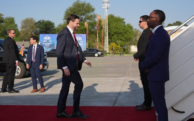ג'יי.די. ואנס (במרכז) עולה על Air Force Two לאחר שהשתתף בשיחות על איראן באסלמאבאד ב-12 באפריל 2026 (צילום: Jacquelyn MARTIN / POOL / AFP) ג'יי.די. ואנס (במרכז) עולה על Air Force Two לאחר שהשתתף בשיחות על איראן באסלמאבאד ב-12 באפריל 2026 (צילום: Jacquelyn MARTIN / POOL / AFP)