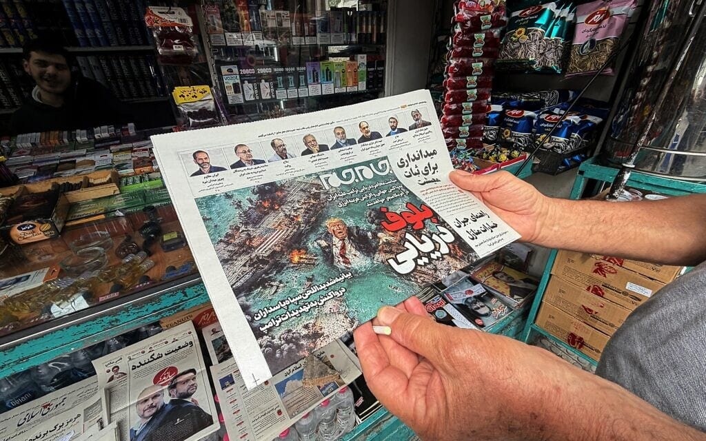 העמוד הראשי של אחד העיתונים באיראן מציג את נשיא ארה"ב דונלד טראמפ טובע במי המפרץ הפרסי, 13 באפריל 2026 (צילום: ATTA KENARE / AFP)