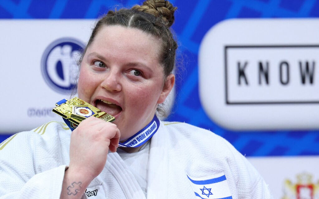 הג'ודוקא הישראלית רז הרשקו זוכה במדליית הזהב באליפות אירופה לג'ודו לנשים במשקל מעל 78 ק"ג, בטיביליסי, גיאורגיה. 19 באפריל 2026 (צילום: Giorgi ARJEVANIDZE / AFP)
