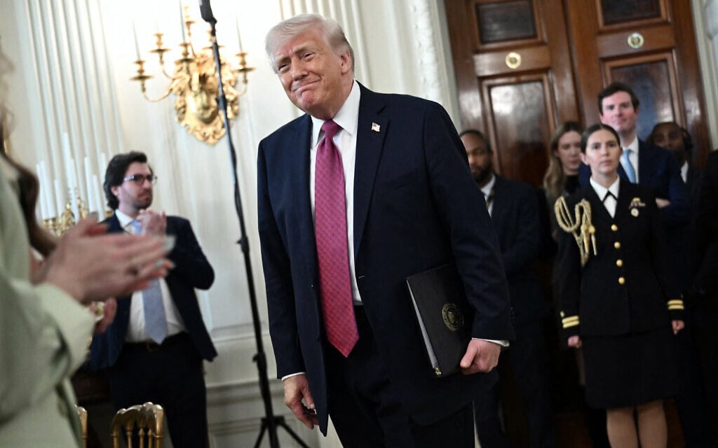דונלד טראמפ בבית הלבן, 21 באפריל 2026 (צילום: Brendan SMIALOWSKI / AFP)
