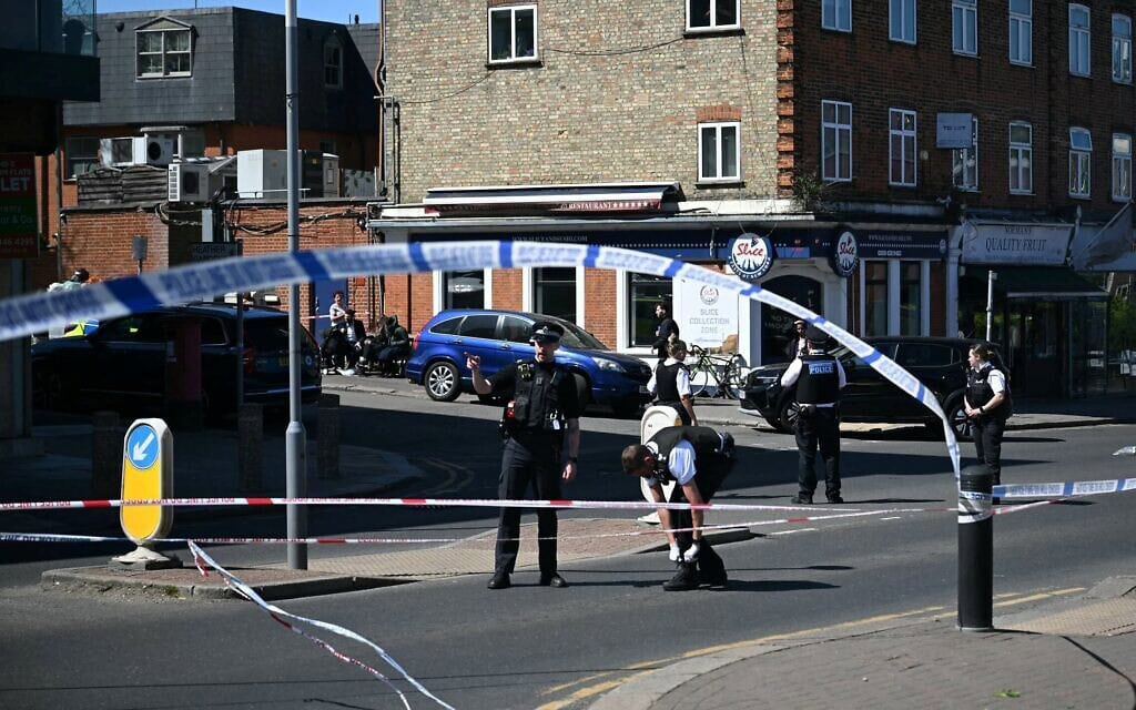 הזירה בשכונת גולדרס גרין בצפון לונדון שבה נדקרו שני יהודים, 29 באפריל 2026 (צילום: JUSTIN TALLIS / AFP)