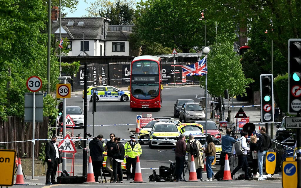 הזירה בשכונת גולדרס גרין בצפון לונדון שבה נדקרו שני יהודים, 29 באפריל 2026 (צילום: JUSTIN TALLIS / AFP)