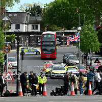 הזירה בשכונת גולדרס גרין בצפון לונדון שבה נדקרו שני יהודים, 29 באפריל 2026 (צילום: JUSTIN TALLIS / AFP) הזירה בשכונת גולדרס גרין בצפון לונדון שבה נדקרו שני יהודים, 29 באפריל 2026 (צילום: JUSTIN TALLIS / AFP)