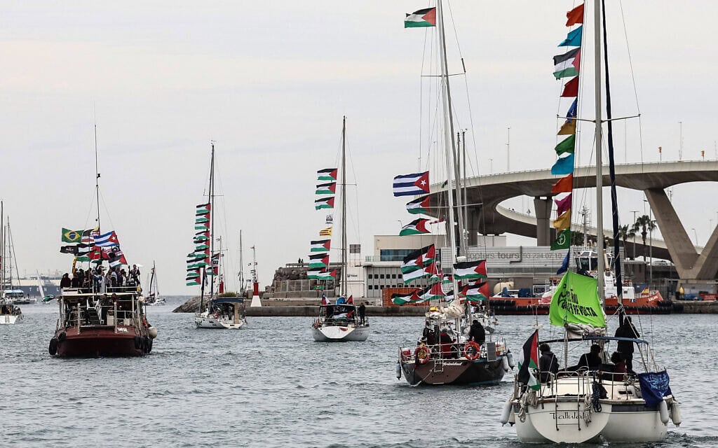 כלי שיט המשתתפים במשט "גלובל סומוד" לעזה עוזבים את הנמל בברצלונה ב-12 באפריל 2026 (צילום: Josep LAGO / AFP)