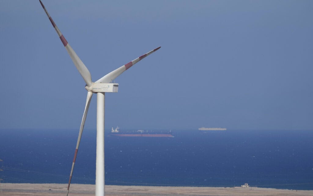 טורבינות רוח לייצור חשמל בים האדום, מצרים, 2022 (צילום: AP Photo/Amr Nabil) טורבינות רוח לייצור חשמל בים האדום, מצרים, 2022 (צילום: AP Photo/Amr Nabil)