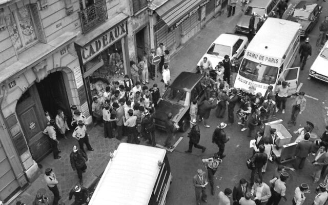 מסעדת גולדנברג בפריז אחרי שבמקום אירע פיגוע, 9 באוגוסט 1982 (צילום: AP Photo/Aulnay) מסעדת גולדנברג בפריז אחרי שבמקום אירע פיגוע, 9 באוגוסט 1982 (צילום: AP Photo/Aulnay)