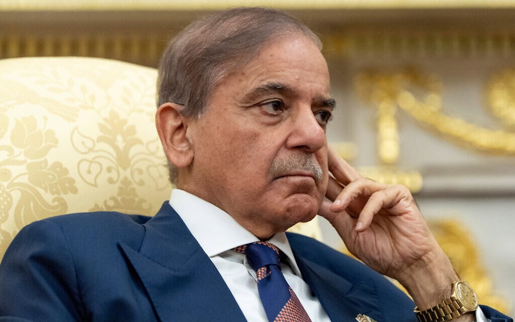 ראש ממשלת פקיסטן שהבז שריף בחדר הסגלגל בבית הלבן בעת פגישה עם נשיא ארצות הברית דונלד טראמפ, 25 בספטמבר 2025 (צילום: AP Photo/Alex Brandon) ראש ממשלת פקיסטן שהבז שריף בחדר הסגלגל בבית הלבן בעת פגישה עם נשיא ארצות הברית דונלד טראמפ, 25 בספטמבר 2025 (צילום: AP Photo/Alex Brandon)