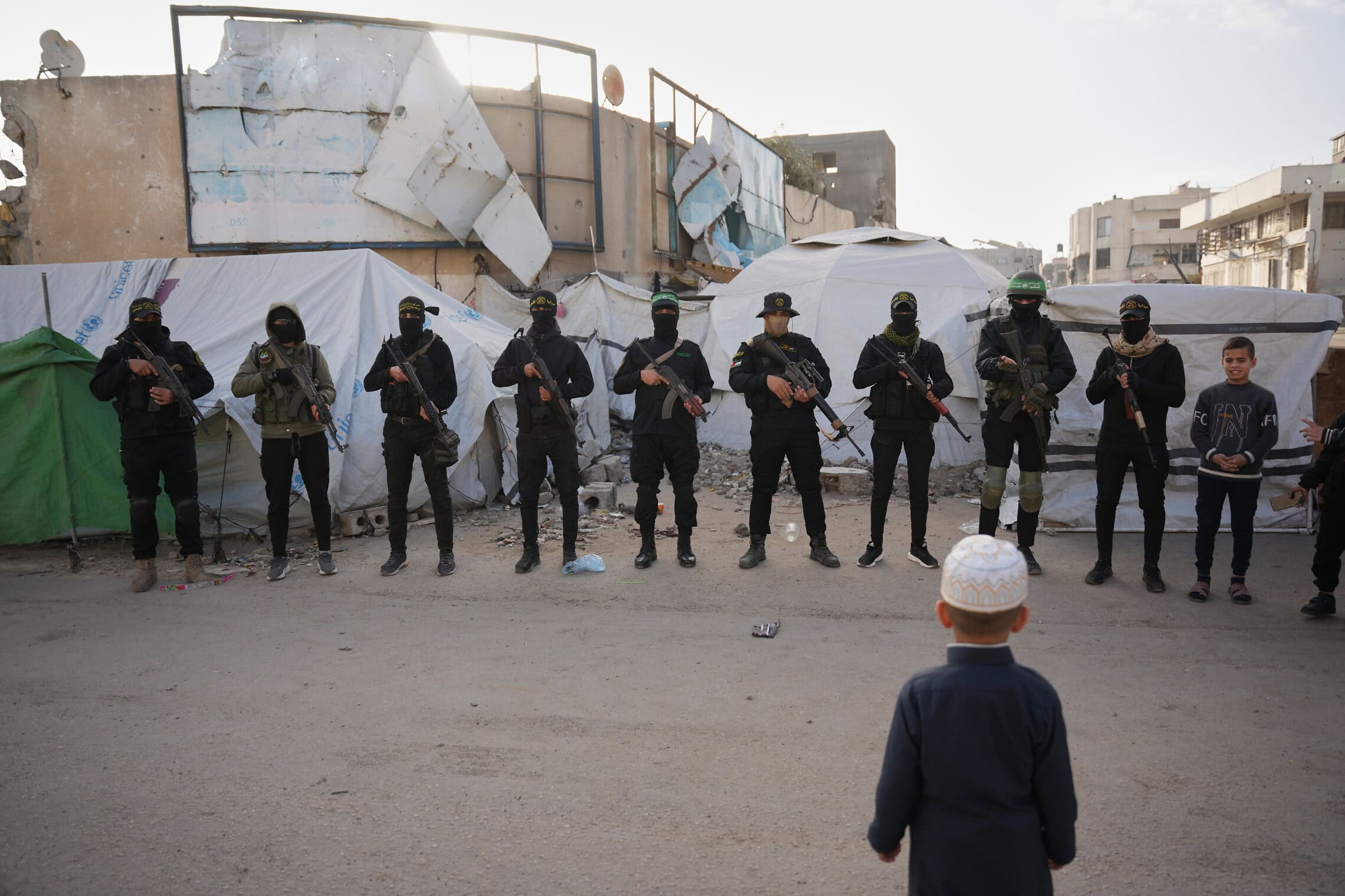 חמושים פלסטינים מארגון חמאס ומהג’יהאד האסלאמי מתאספים לקראת תפילות עיד אל-פיטר בעיר עזה, ב-20 במרץ 2026 (צילום: AP Photo/Abdel Kareem Hana)