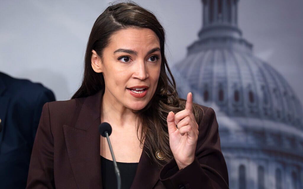 חברת הקונגרס הדמוקרטית אלכסנדיה אוקסיו-קורטז בגבעת הקפיטול, 25 במרץ 2026 (צילום: AP Photo/J. Scott Applewhite) חברת הקונגרס הדמוקרטית אלכסנדיה אוקסיו-קורטז בגבעת הקפיטול, 25 במרץ 2026 (צילום: AP Photo/J. Scott Applewhite)