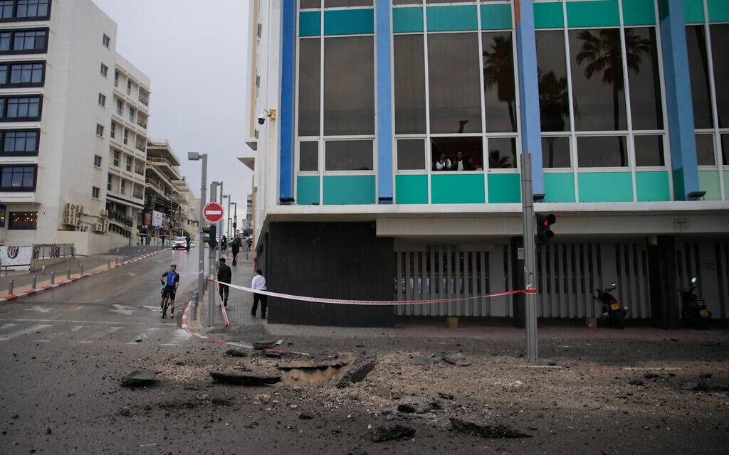 אתר בתל אביב שנפגע בתקיפה שביצעה איראן, 1 באפריל 2026 (צילום: AP Photo/Ohad Zwigenberg) אתר בתל אביב שנפגע בתקיפה שביצעה איראן, 1 באפריל 2026 (צילום: AP Photo/Ohad Zwigenberg)