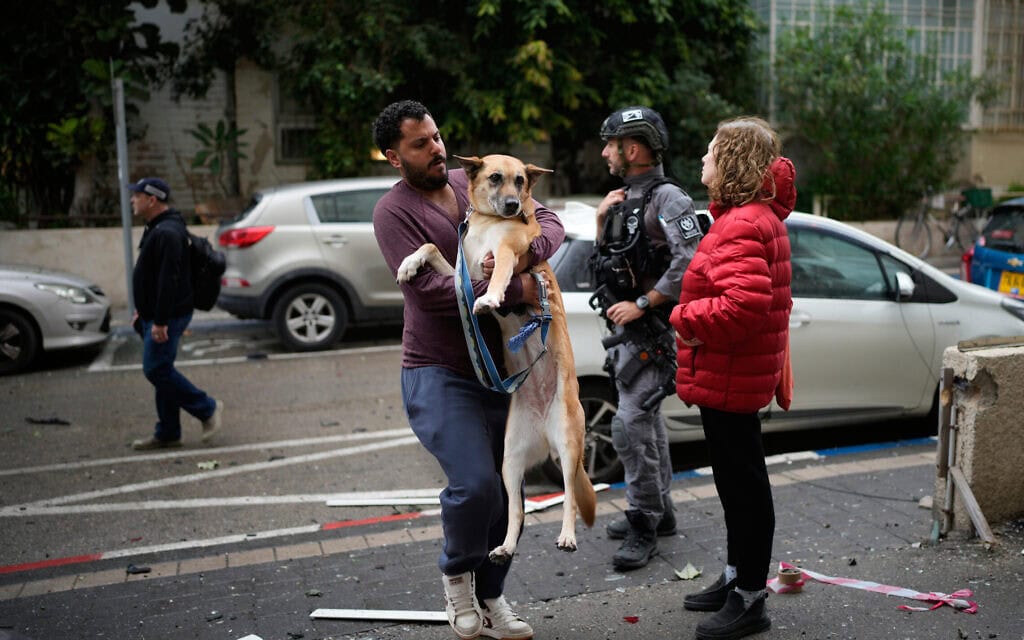 אתר בתל אביב שנפגע מטיל ששיגרה איראן, 1 באפריל 2026 (צילום: AP Photo/Ohad Zwigenberg) אתר בתל אביב שנפגע מטיל ששיגרה איראן, 1 באפריל 2026 (צילום: AP Photo/Ohad Zwigenberg)