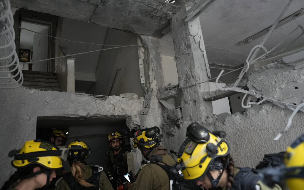 אתר בבני ברק שנפגע מטיל ששיגרה איראן, 1 באפריל 2026 (צילום: AP Photo/Oded Balilty) אתר בבני ברק שנפגע מטיל ששיגרה איראן, 1 באפריל 2026 (צילום: AP Photo/Oded Balilty)