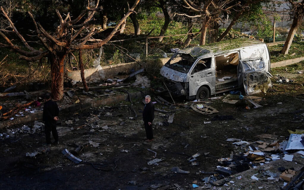 אתר בביירות שנפגע בתקיפה שביצעה ישראל, 1 באפריל 2026 (צילום: AP Photo/Hassan Ammar) אתר בביירות שנפגע בתקיפה שביצעה ישראל, 1 באפריל 2026 (צילום: AP Photo/Hassan Ammar)