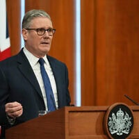 ראש ממשלת בריטניה קיר סטארמר ברחוב דאונינג 10 בלונדון, 1 באפריל 2026 (צילום: AP Photo/Frank Augstein) ראש ממשלת בריטניה קיר סטארמר ברחוב דאונינג 10 בלונדון, 1 באפריל 2026 (צילום: AP Photo/Frank Augstein)