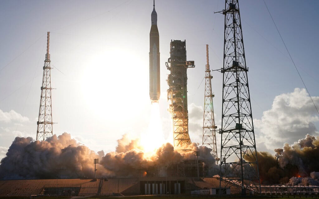 טיל SLS של נאס”א למשימת ארטמיס 2, הנושא את חללית אוריון, משוגר ממרכז החלל קנדי בקייפ קנוורל, פלורידה. 1 באפריל 2026 (צילום: AP Photo/Chris O'Meara) טיל SLS של נאס”א למשימת ארטמיס 2, הנושא את חללית אוריון, משוגר ממרכז החלל קנדי בקייפ קנוורל, פלורידה. 1 באפריל 2026 (צילום: AP Photo/Chris O'Meara)