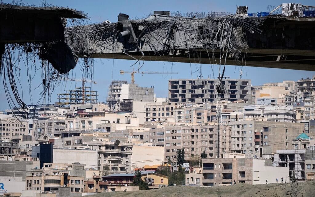 גשר שנפגע בתקיפות אוויריות של ארצות הברית בעיר כראג' באיראן. 3 באפריל 2026 (צילום: AP Photo/Vahid Salemi) גשר שנפגע בתקיפות אוויריות של ארצות הברית בעיר כראג' באיראן. 3 באפריל 2026 (צילום: AP Photo/Vahid Salemi)