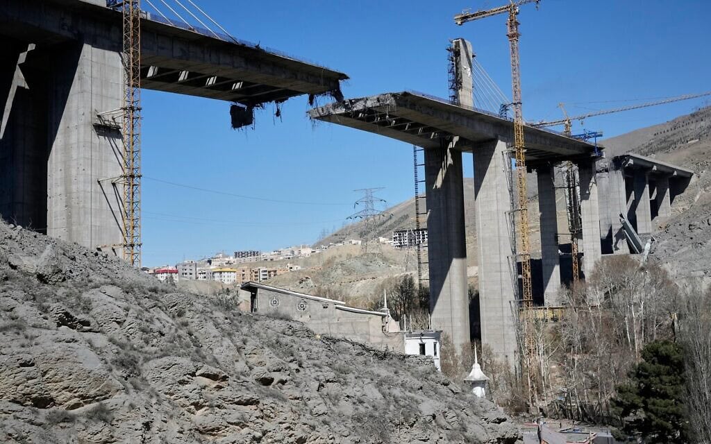 גשר שנפגע בתקיפות אוויריות של ארצות הברית בעיר כראג' באיראן, 3 באפריל 2026 (צילום: AP Photo/Vahid Salemi) גשר שנפגע בתקיפות אוויריות של ארצות הברית בעיר כראג' באיראן, 3 באפריל 2026 (צילום: AP Photo/Vahid Salemi)