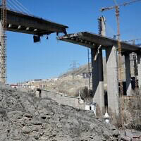 גשר שנפגע בתקיפות אוויריות של ארצות הברית בעיר כראג' באיראן. 3 באפריל 2026 (צילום: AP Photo/Vahid Salemi) גשר שנפגע בתקיפות אוויריות של ארצות הברית בעיר כראג' באיראן. 3 באפריל 2026 (צילום: AP Photo/Vahid Salemi)