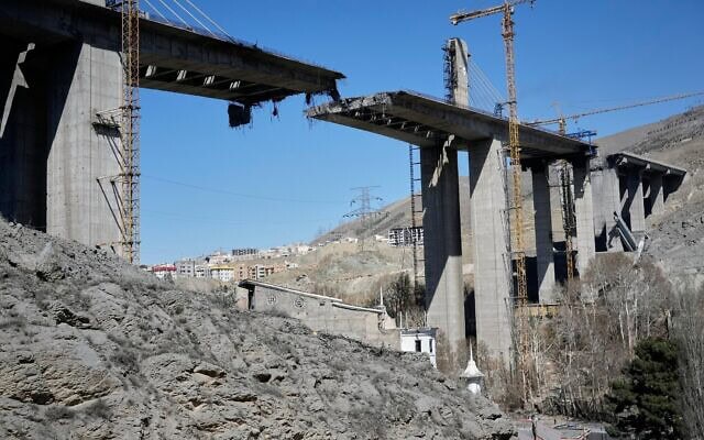 גשר שנפגע בתקיפות אוויריות של ארצות הברית בעיר כראג' באיראן, 3 באפריל 2026 (צילום: AP Photo/Vahid Salemi) גשר שנפגע בתקיפות אוויריות של ארצות הברית בעיר כראג' באיראן, 3 באפריל 2026 (צילום: AP Photo/Vahid Salemi)