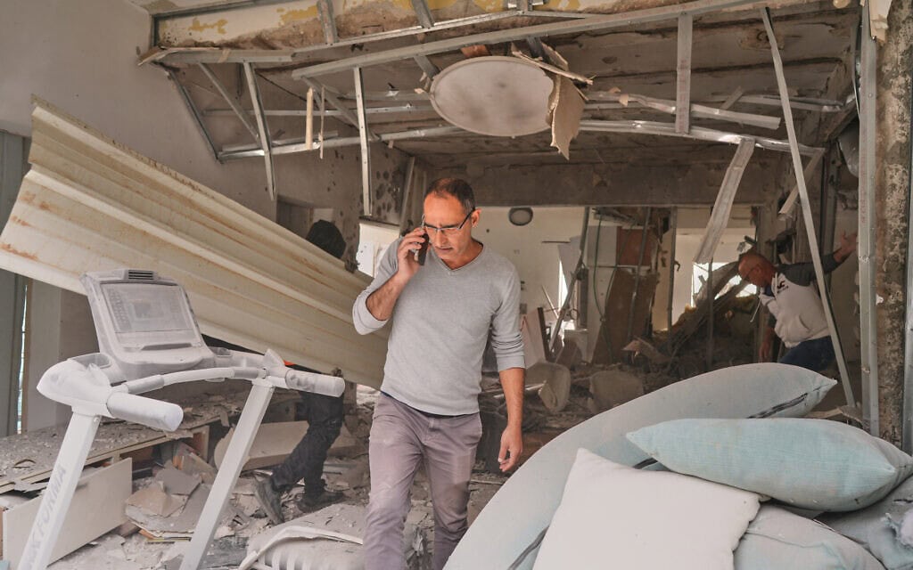 מבנה ברמת גן שנפגע מטיל בעל ראש קרב מצרר ששיגרה איראן, 3 באפריל 2026 (צילום: AP Photo/Maya Levin) מבנה ברמת גן שנפגע מטיל בעל ראש קרב מצרר ששיגרה איראן, 3 באפריל 2026 (צילום: AP Photo/Maya Levin)