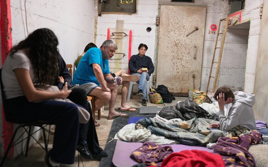 מקלט בתל אביב, לאחר שפיקוד העורף התריע מפני תקיפה איראנית, 3 באפריל 2026 (צילום: AP Photo/Maya Levin) מקלט בתל אביב, לאחר שפיקוד העורף התריע מפני תקיפה איראנית, 3 באפריל 2026 (צילום: AP Photo/Maya Levin)