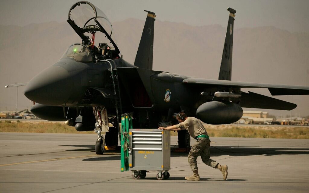 מטוס F-15E של צבא ארה"ב בבסיס באפגניסטן, 2009 (צילום: AP Photo/Maya Alleruzzo) מטוס F-15E של צבא ארה"ב בבסיס באפגניסטן, 2009 (צילום: AP Photo/Maya Alleruzzo)