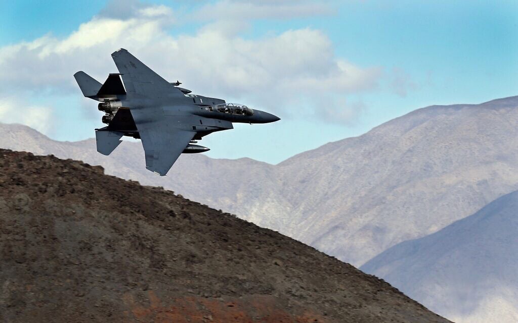 מטוס F-15E של צבא ארה"ב בשמי קליפורניה, 2017 (צילום: AP Photo/Ben Margot) מטוס F-15E של צבא ארה"ב בשמי קליפורניה, 2017 (צילום: AP Photo/Ben Margot)
