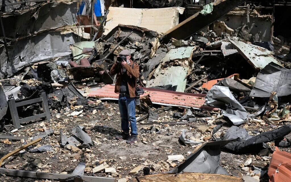 צלם מתעד את הנזק שנגרם לאוניברסיטת שהיד בהשתי בטהרן, שנפגעה במלחמה, 4 באפריל 2026 (צילום: AP Photo/Vahid Salemi) צלם מתעד את הנזק שנגרם לאוניברסיטת שהיד בהשתי בטהרן, שנפגעה במלחמה, 4 באפריל 2026 (צילום: AP Photo/Vahid Salemi)