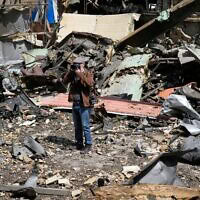 צלם מתעד את הנזק שנגרם לאוניברסיטת שהיד בהשתי בטהרן, שנפגעה במלחמה, 4 באפריל 2026 (צילום: AP Photo/Vahid Salemi) צלם מתעד את הנזק שנגרם לאוניברסיטת שהיד בהשתי בטהרן, שנפגעה במלחמה, 4 באפריל 2026 (צילום: AP Photo/Vahid Salemi)