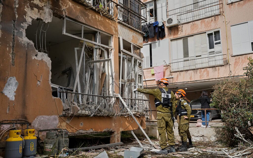 גורמי צבא ליד בניין מגורים בפתח תקווה שנפגע בתקיפה שביצעה איראן, 4 באפריל 2026 (צילום: AP Photo/Maya Levin) גורמי צבא ליד בניין מגורים בפתח תקווה שנפגע בתקיפה שביצעה איראן, 4 באפריל 2026 (צילום: AP Photo/Maya Levin)