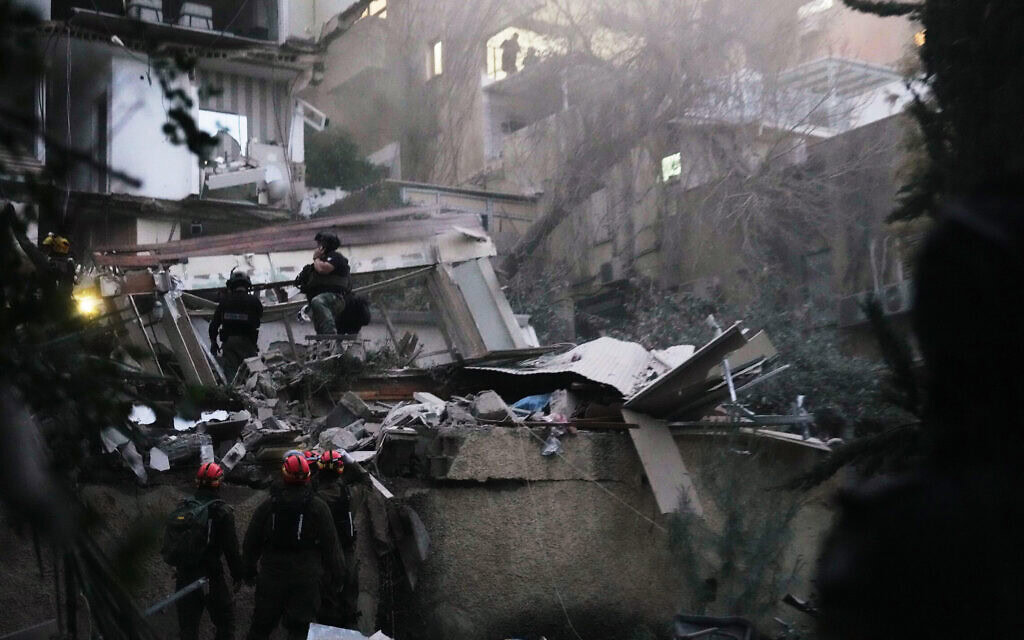 גורמי חילוץ וסיוע באתר בחיפה שנפגע מטיל ששיגרה איראן, 5 באפריל 2026 (צילום: AP Photo/Ariel Schalit) גורמי חילוץ וסיוע באתר בחיפה שנפגע מטיל ששיגרה איראן, 5 באפריל 2026 (צילום: AP Photo/Ariel Schalit)