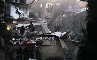 גורמי חילוץ וסיוע באתר בחיפה שנפגע מטיל ששיגרה איראן, 5 באפריל 2026 (צילום: AP Photo/Ariel Schalit) גורמי חילוץ וסיוע באתר בחיפה שנפגע מטיל ששיגרה איראן, 5 באפריל 2026 (צילום: AP Photo/Ariel Schalit)