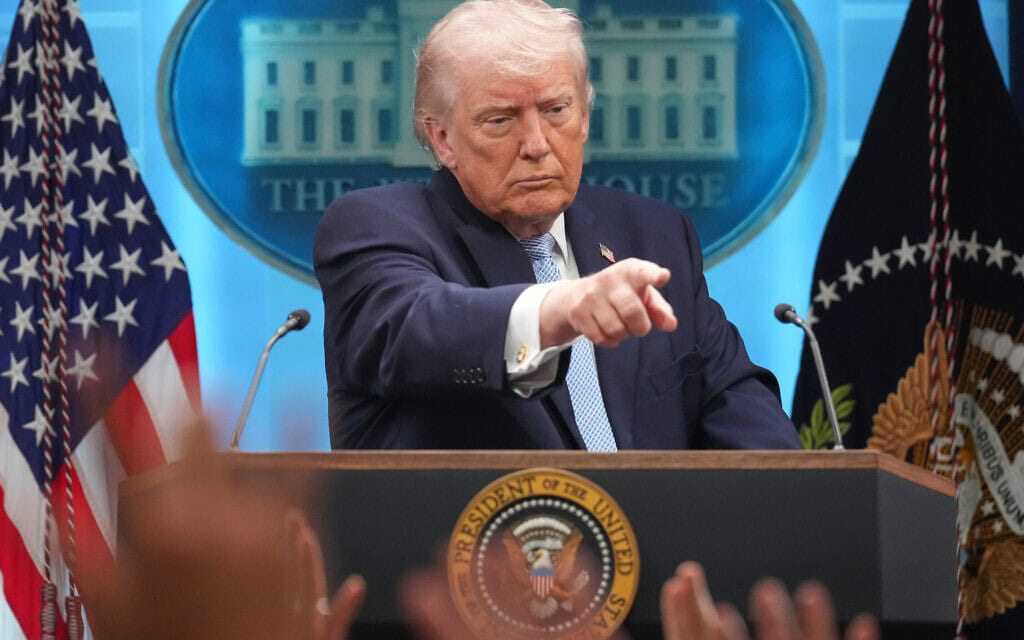 נשיא ארצות הברית דונלד טראמפ בתדרוך לעיתונאים בבית הלבן, 6 באפריל 2026 (צילום: AP Photo/Mark Schiefelbein) נשיא ארצות הברית דונלד טראמפ בתדרוך לעיתונאים בבית הלבן, 6 באפריל 2026 (צילום: AP Photo/Mark Schiefelbein)