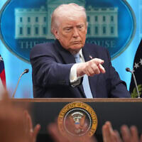 נשיא ארצות הברית דונלד טראמפ בתדרוך לעיתונאים בבית הלבן, 6 באפריל 2026 (צילום: AP Photo/Mark Schiefelbein) נשיא ארצות הברית דונלד טראמפ בתדרוך לעיתונאים בבית הלבן, 6 באפריל 2026 (צילום: AP Photo/Mark Schiefelbein)